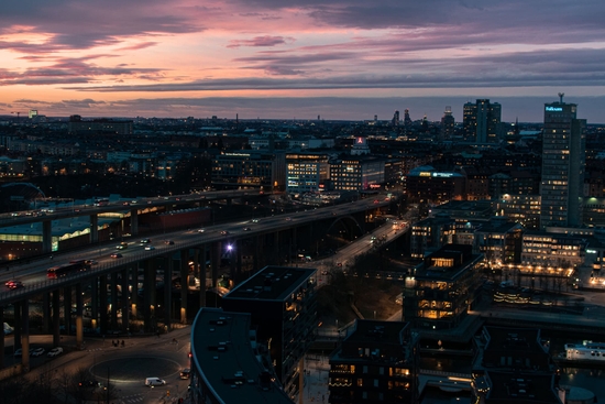 Utsikt från qte:s kontor över ett upplyst Stockholm nattetid.